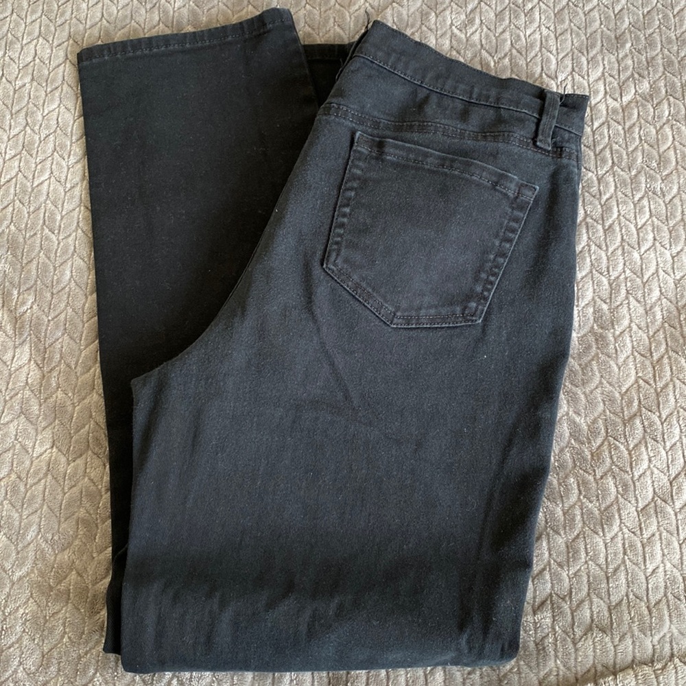 Black Gloria Vanderbilt jeans. Size 12